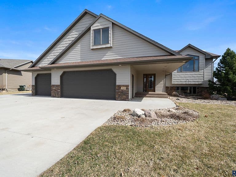 7624 S Courtyard Cir photo 1