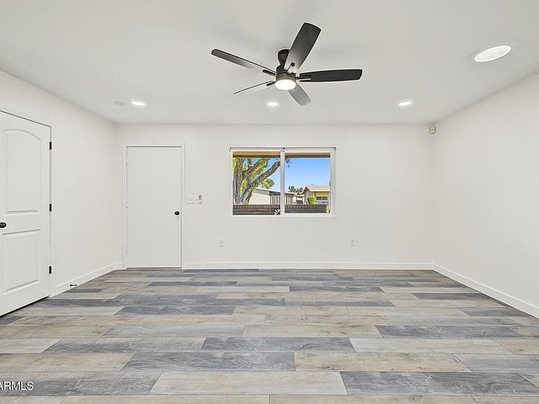 10323 W DEANNE Drive photo 4