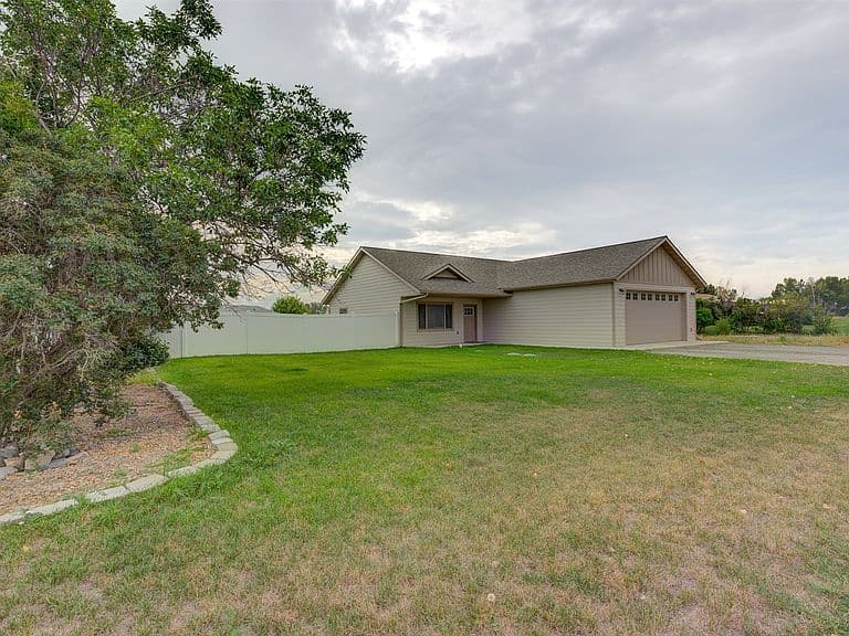 4631 Victoria Dr photo 2