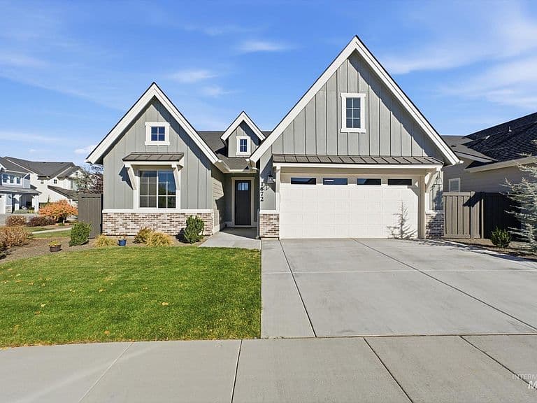 1672 E Spire St photo 2