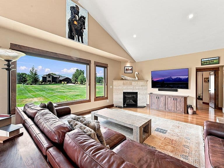49 Club House Dr photo 4