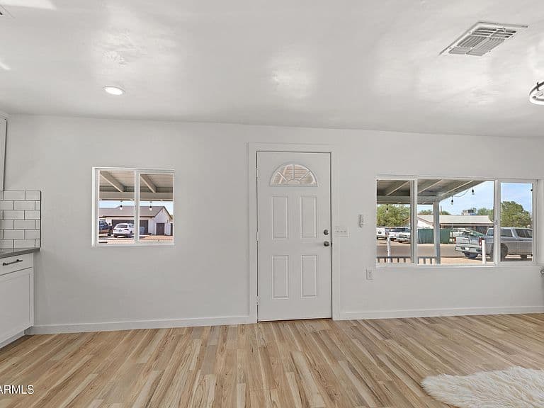 11504 E 5TH Avenue photo 2