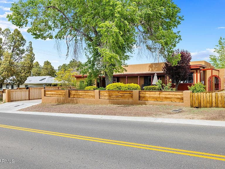 209 ROBINSON Drive photo 1