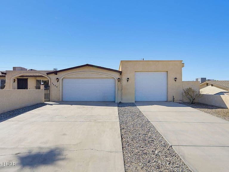 2440 Tovar Ln photo 3