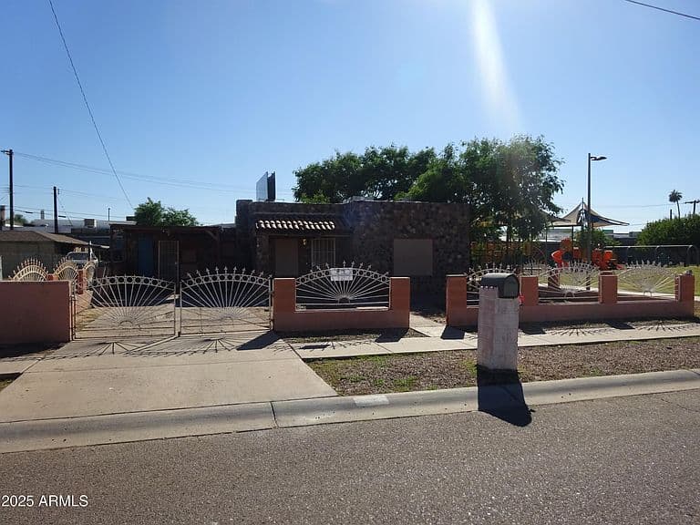 2821 E ADAMS Street photo 2