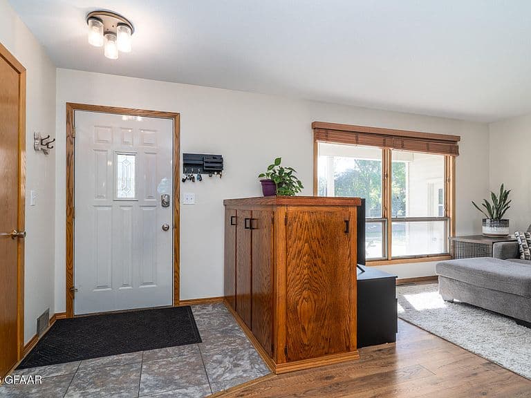 1523 Hoven Ln photo 3
