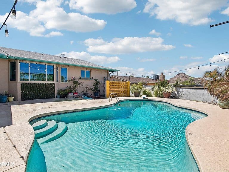 2460 E CLAIRE Drive photo 1