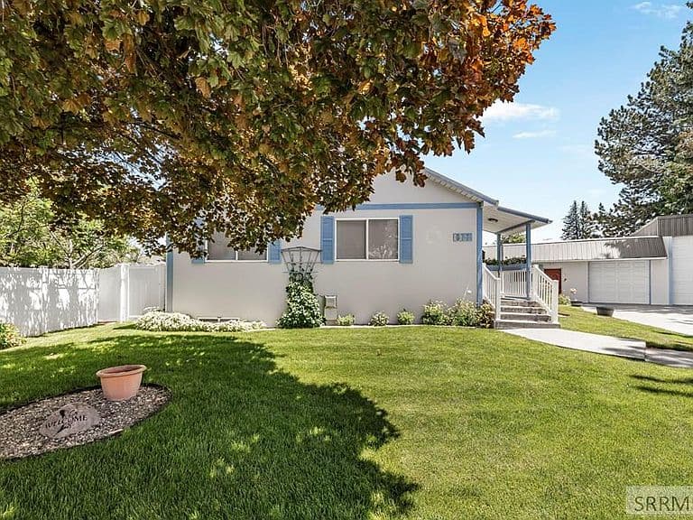 877 Flora Cir photo 2