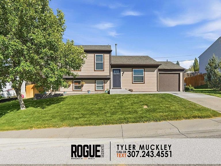 2301 S Fairdale Ave photo 1