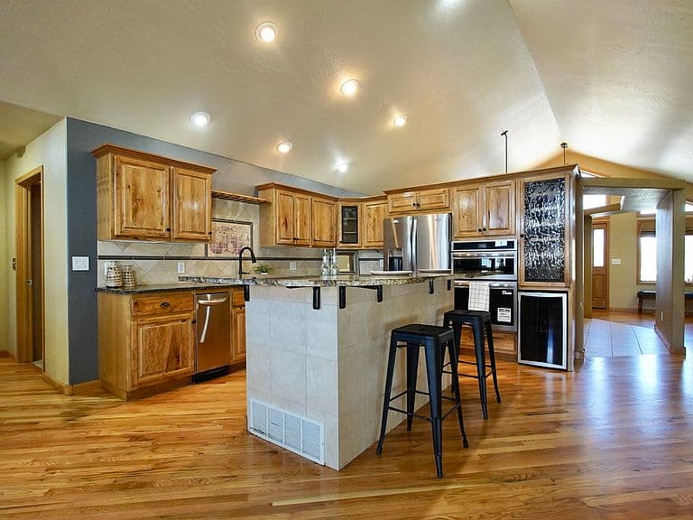 123 Riverbend Rd photo 4