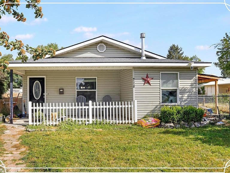 228 E Avenue D photo 1
