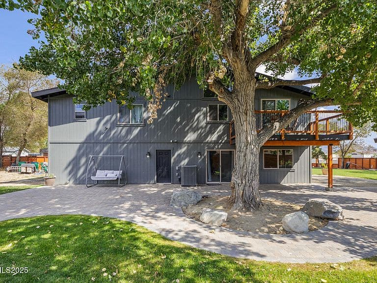 2048 Poole Way photo 2