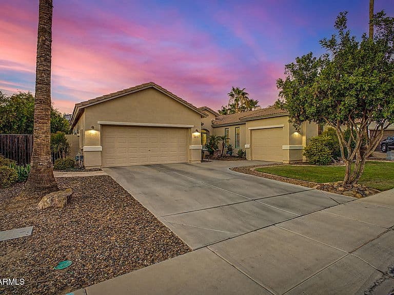 1748 E IRIS Drive photo 3