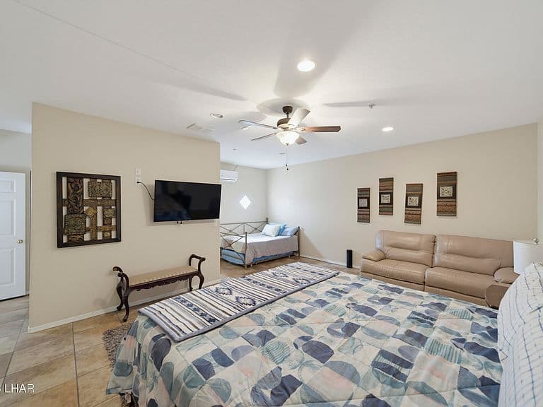 1096 Rolling Hills Dr photo 4