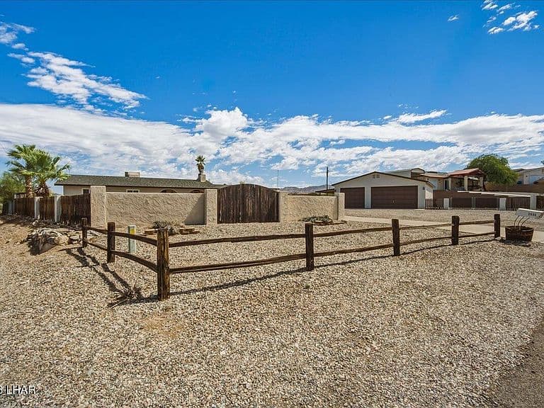 2435 Atlantic Dr photo 2