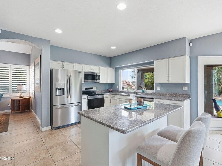 5521 E Beck Lane photo 2
