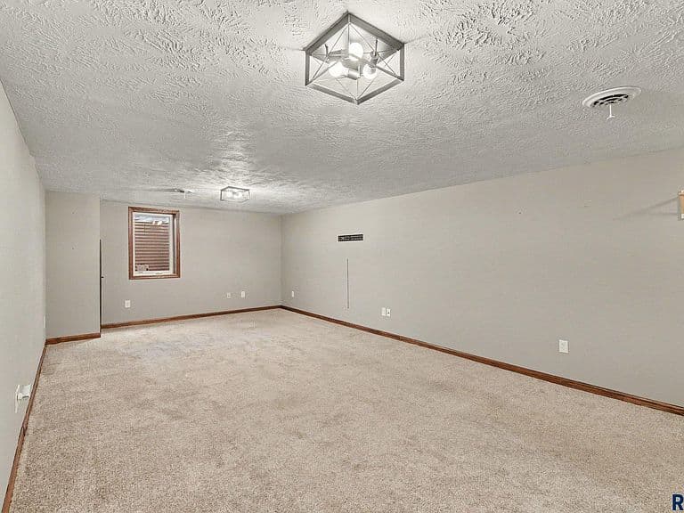 1916 E Sylvan Cir photo 5