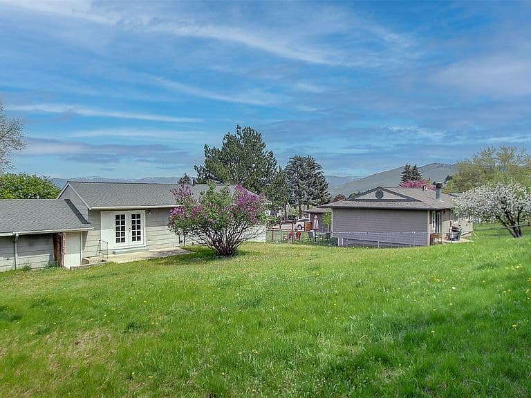 2219 E Crescent Dr photo 2