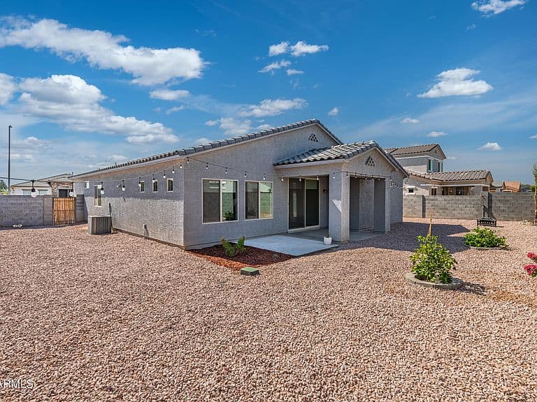 2524 N PONY Lane photo 4