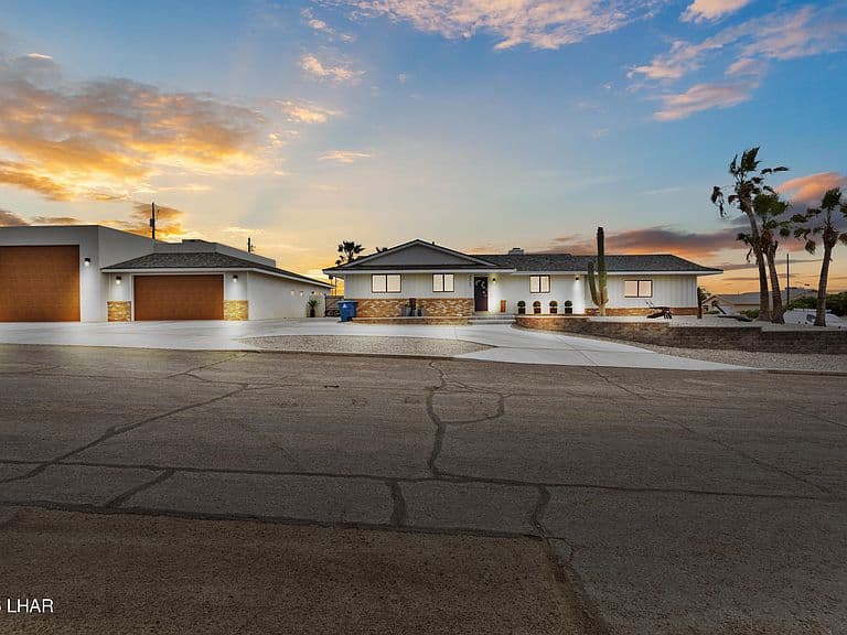 2060 Cabana Dr photo 1