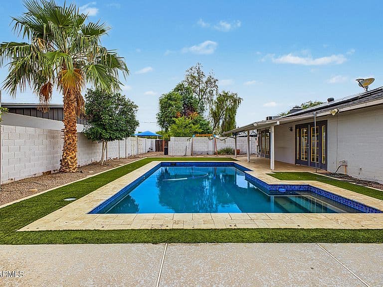 1537 E BISHOP Drive photo 3