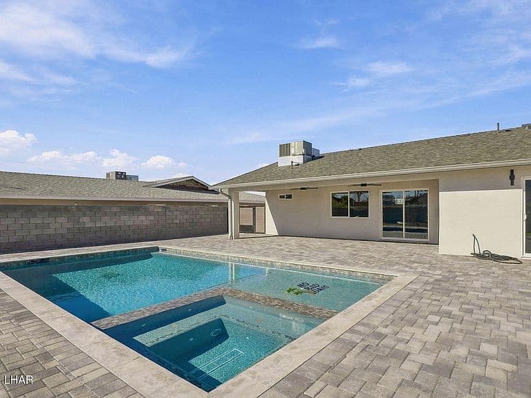 180 Wayfarer Ln photo 2