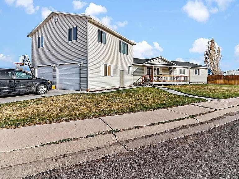 309 W Willow St photo 2