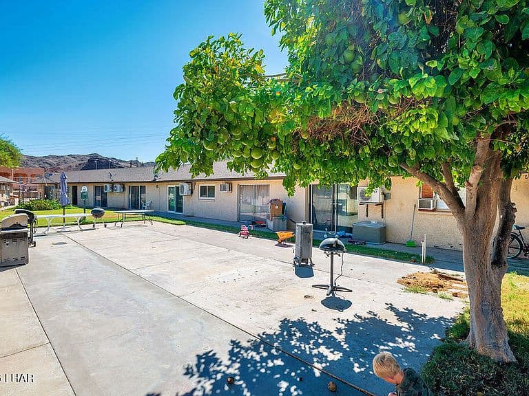 9122 Riverside Dr APT 8 photo 3