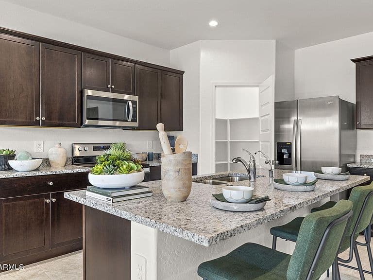 1409 W WALTON Avenue photo 4