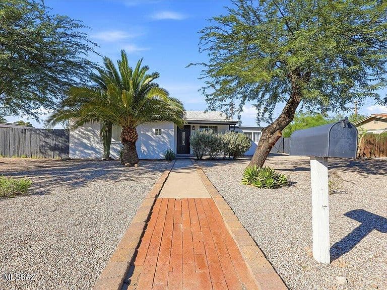 5449 E Linden St photo 4