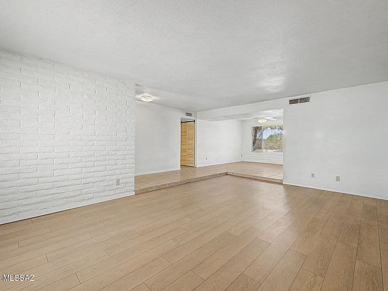 875 W Calle Dadivoso photo 5