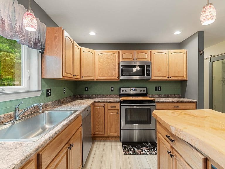 387 St. Albans Road photo 3