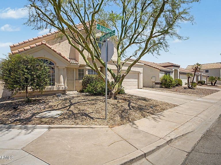 822 W BRADFORD Drive photo 3