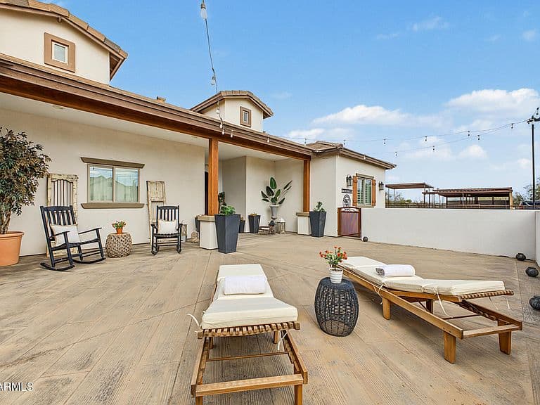 880 W David Lane photo 5