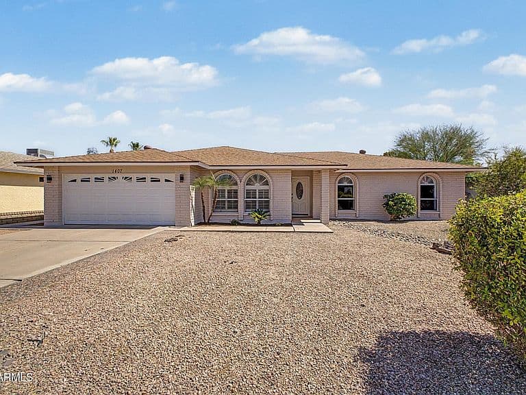 1407 E GEMINI Drive photo 2