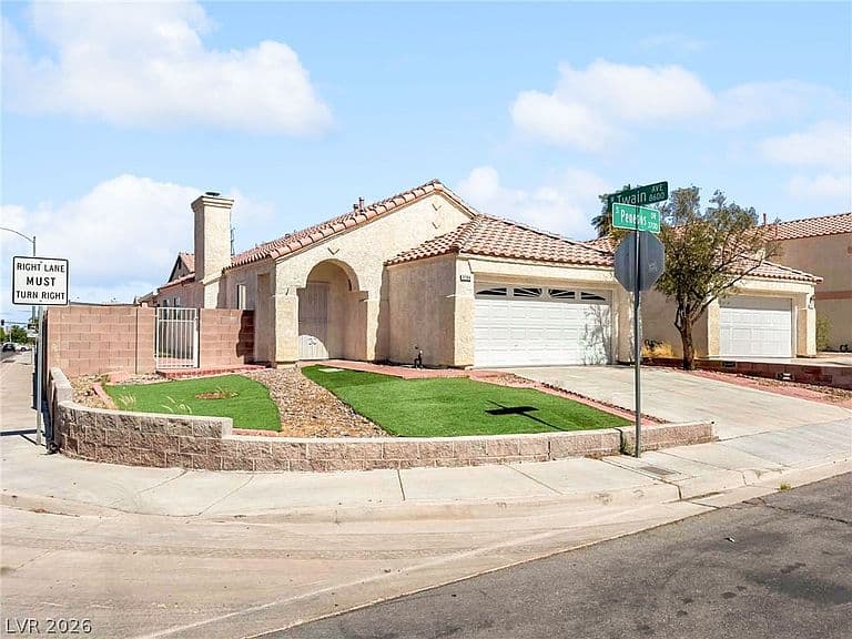 3704 Penedos Dr photo 2