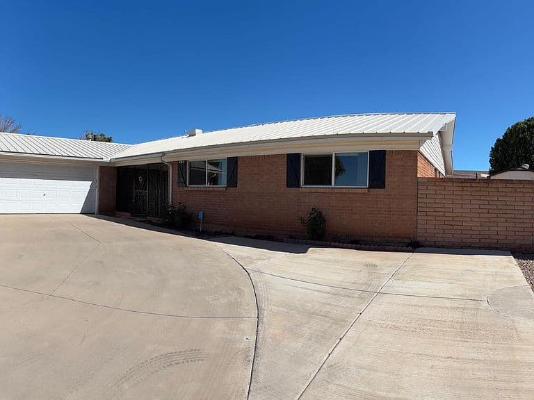4564 Queens Way photo 3