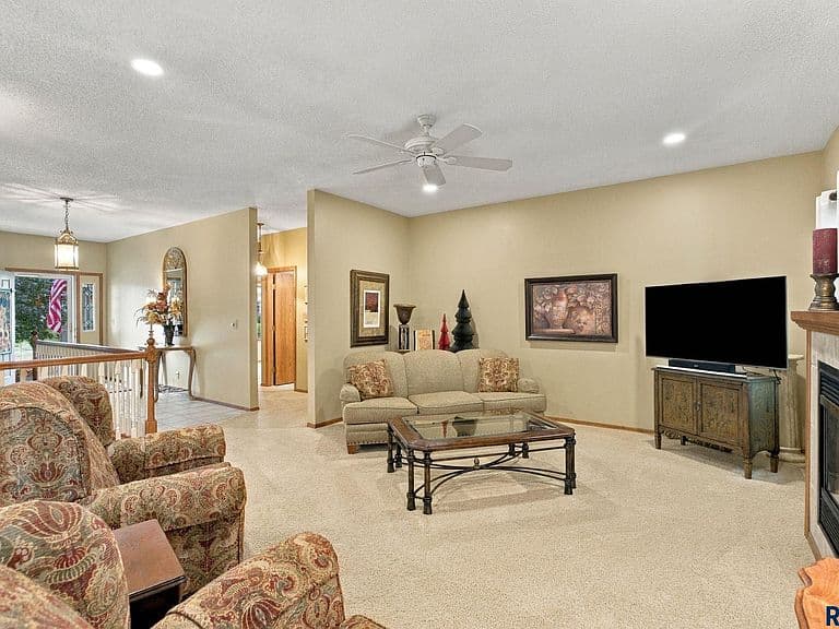 111 W Doral Ct photo 4