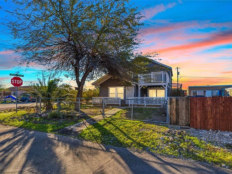 1124 Sahuaro Dr photo 1