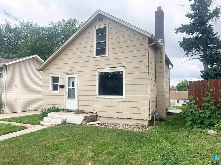 2105 S Duluth Ave photo 2