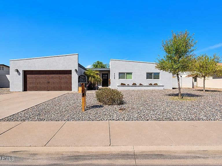 3020 E LARKSPUR Drive photo 1