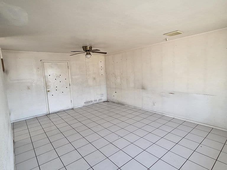 5210 W WINDSOR Avenue photo 2