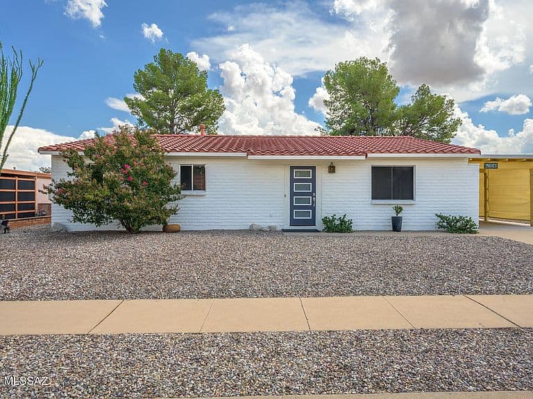 1541 S San Ray photo 3