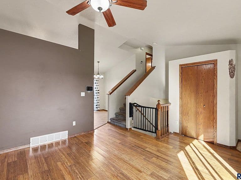 537 S Whitewood Ave photo 3