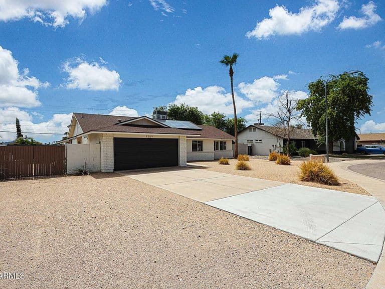 5209 E BECK Lane photo 2