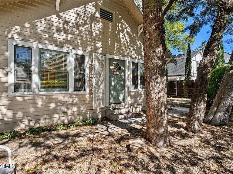 212 W AUBREY Street photo 1