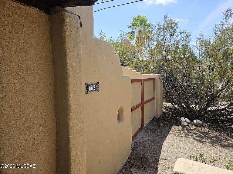 1626 N Stewart Ave photo 3