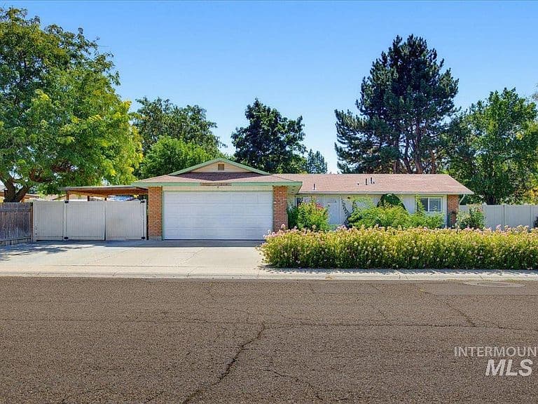 2415 E Colorado Ave photo 1