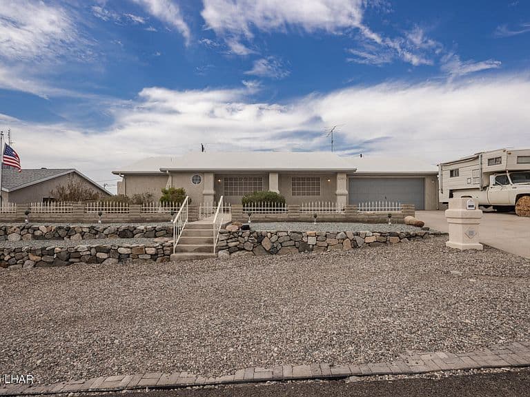 2585 Hacienda Pl photo 1