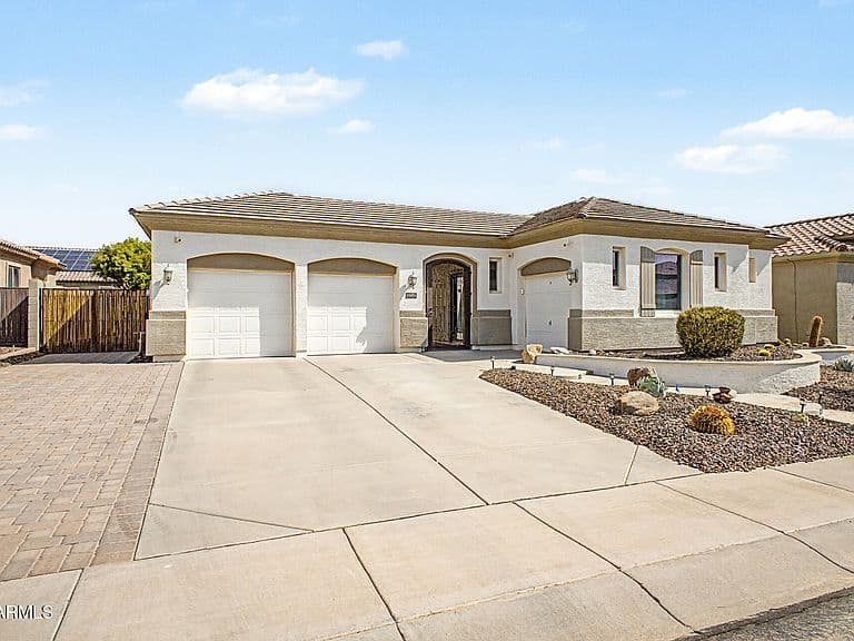 18418 W CINNABAR Avenue photo 3